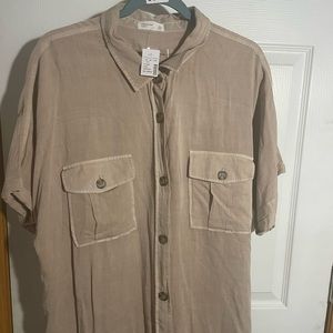 Maurices tan button up short sleeve shirt XXL
